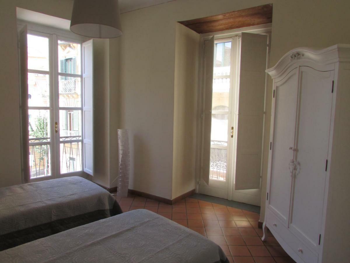 Salerno Domus Claudia Apartment Bagian luar foto